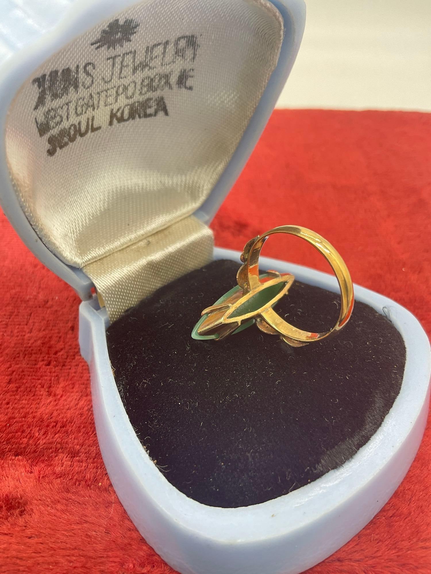 Vintage Women's 14K gold ring featuring a marquise cut green jadeite stone size 6 / 4.09 grams - 4