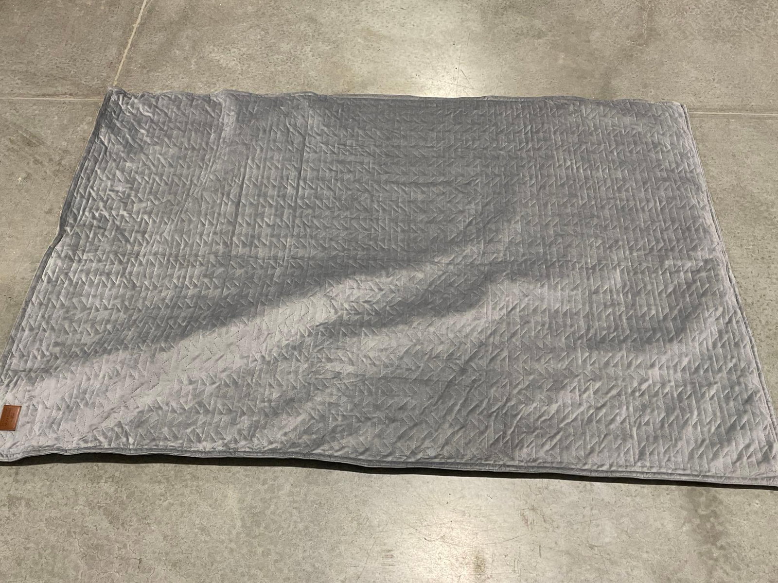 Pendleton Home Collection Grand Mesa Weighted Blanket, 48x72 inches: Appears to be in good shape. The piece measures approx 9h x 26w x 12d inches. See pics. E-6290