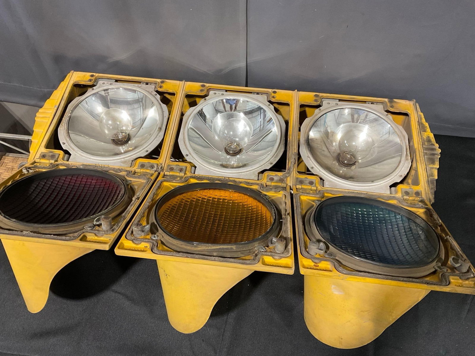 Vintage Crouse-Hinds Co Syracuse NY Traffic Light, 3 Bulb Light, 34x11x14 inches - 4