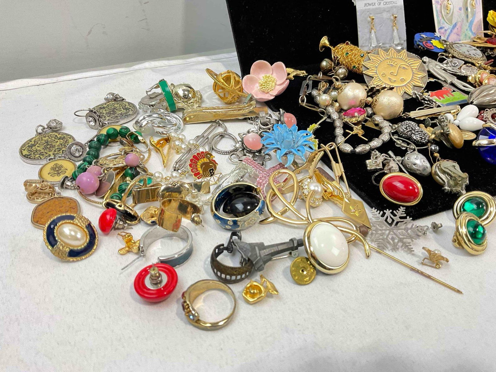 Large Uncounted Assortment of Costume Jewelry, incl. Earrings, Pins, Rings & More! See pics. - 3
