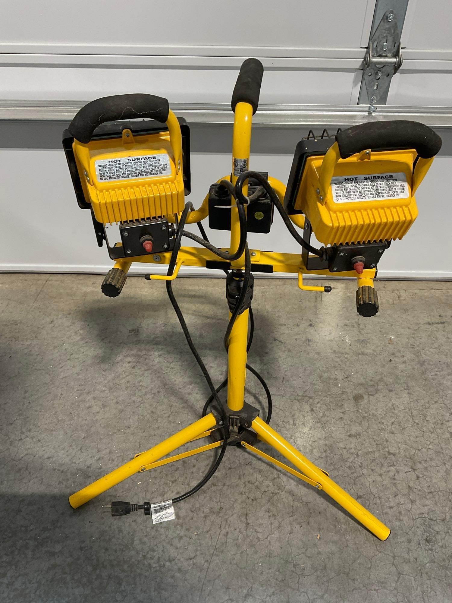 Workforce 500 Watt Twin-Head Portable Quartz Halogen Work Light w/Tripod, model 510-077 - 2