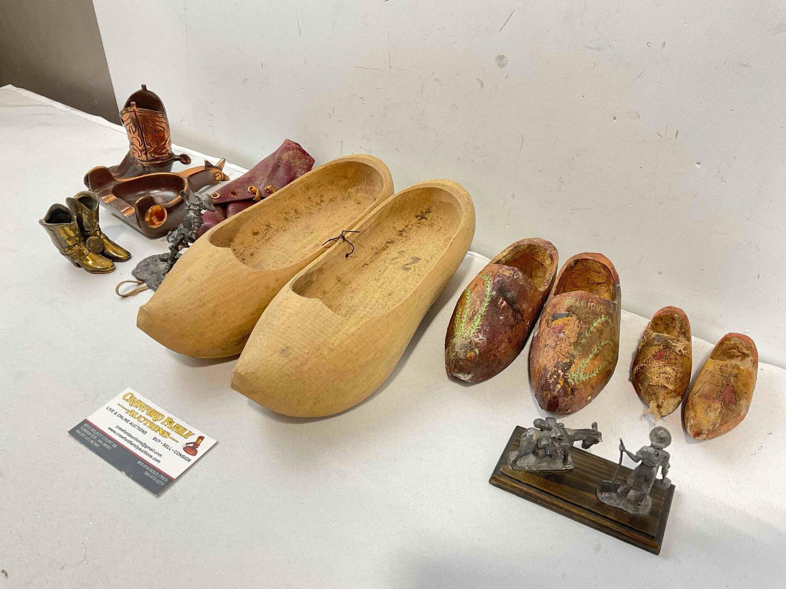 9 pcs Vintage Decorative Assortment, incl. Wooden Clogs, Metal Figurines & More! See pics. - 3