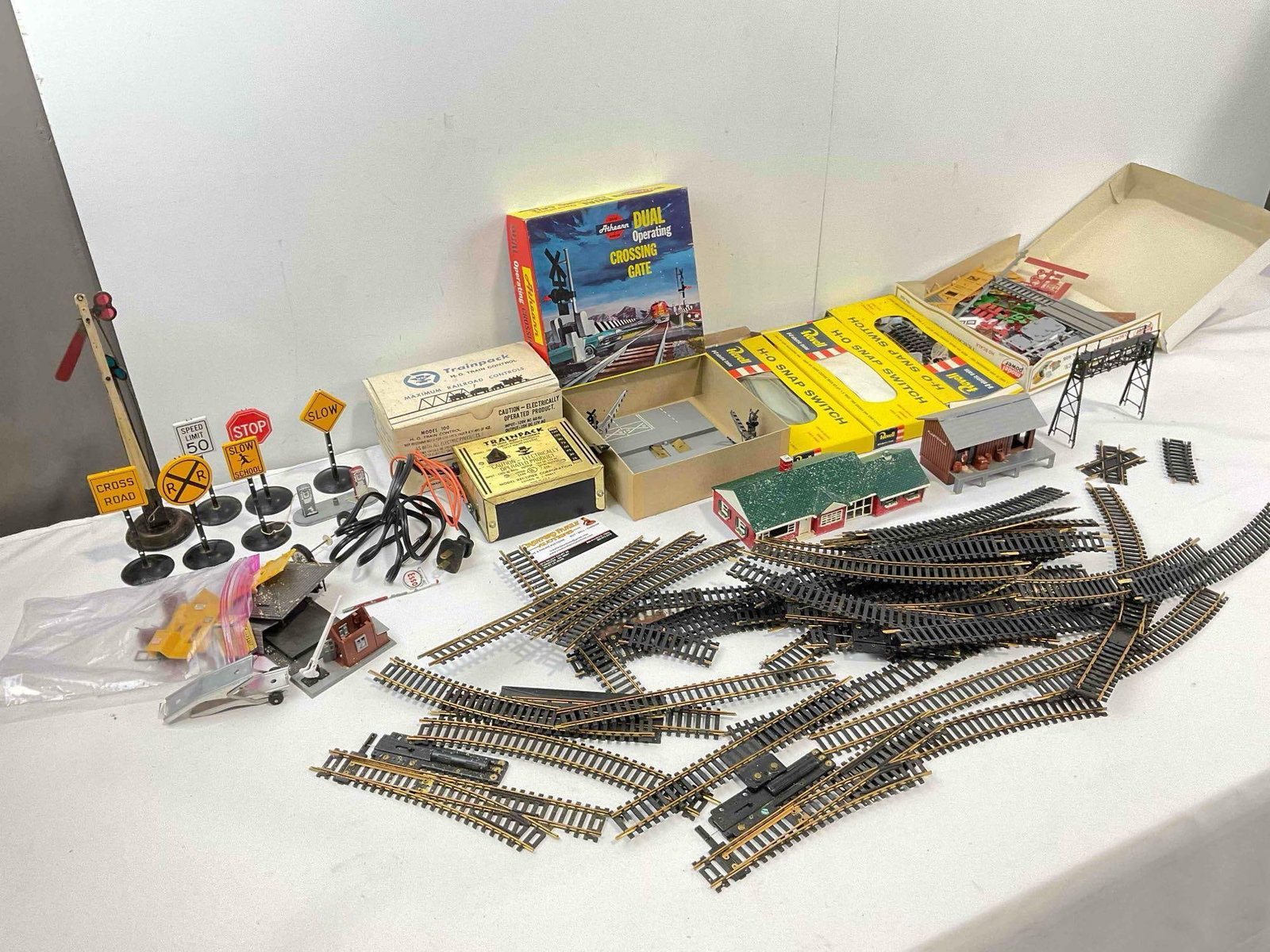 25 pcs Vintage H. O. Gauge Model Train Collection, incl. Signs, Tracks, Control & More! See pics. - 2