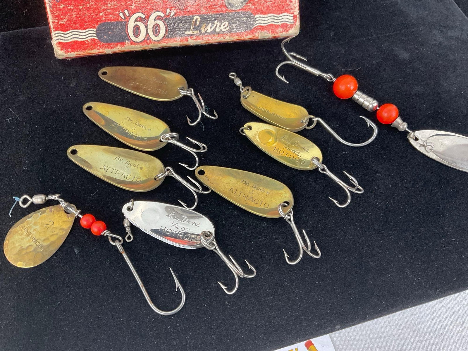 Group of Les. Davis Spoon Fishing Spinner Lures, 1/4, treble hooks, in different vintage box - 2