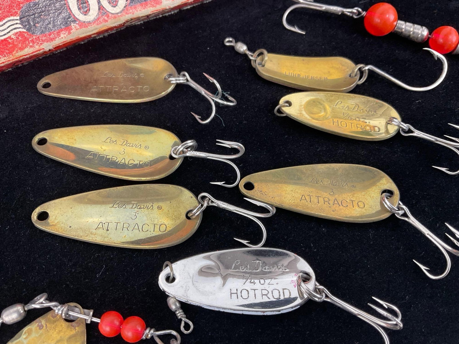 Group of Les. Davis Spoon Fishing Spinner Lures, 1/4, treble hooks, in different vintage box - 3