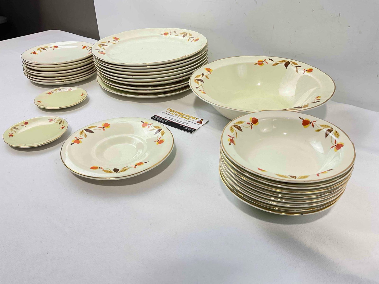 30 pcs Ceramic Dishes w/ Hall's Autumn Leaf Pattern, 28x Hall & 2x China Specialties. See pics. - 2