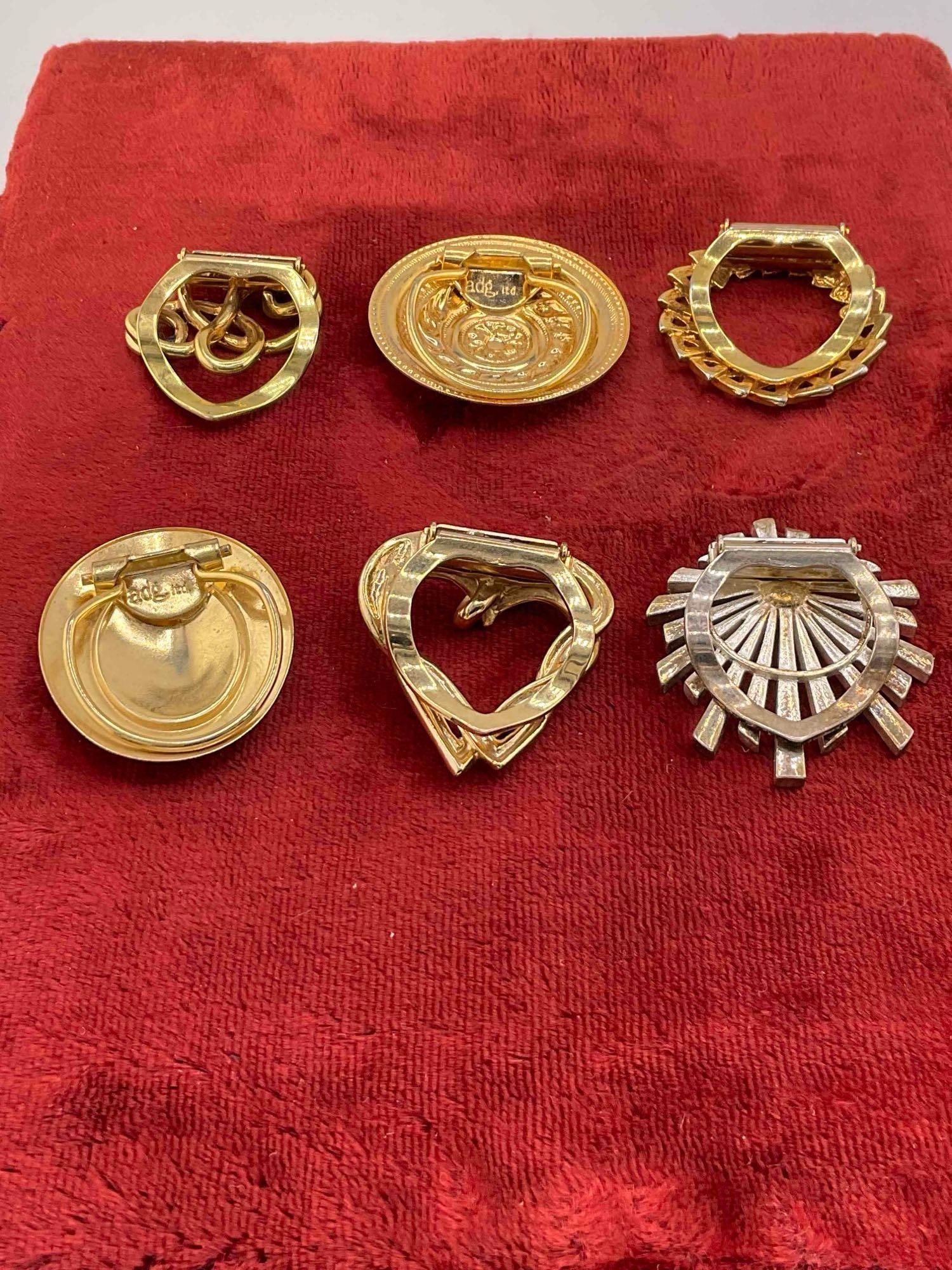 Selection of 6 Vintage Gold and silver toned scarf clips featuring Various designs - 5