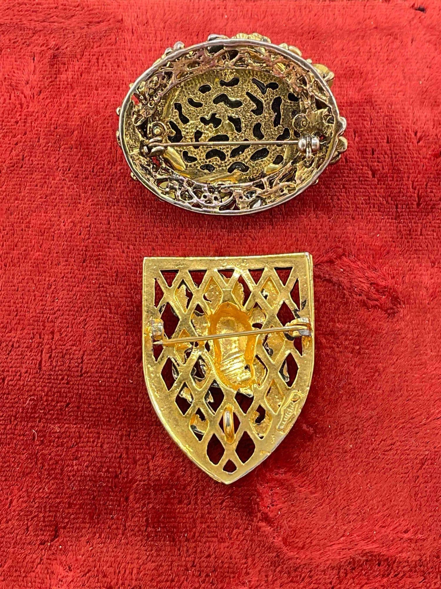 2x Vintage brooches Alucraft Heraldic Shield & Filigree setting Multi-Colored RhineStone chantons - 3