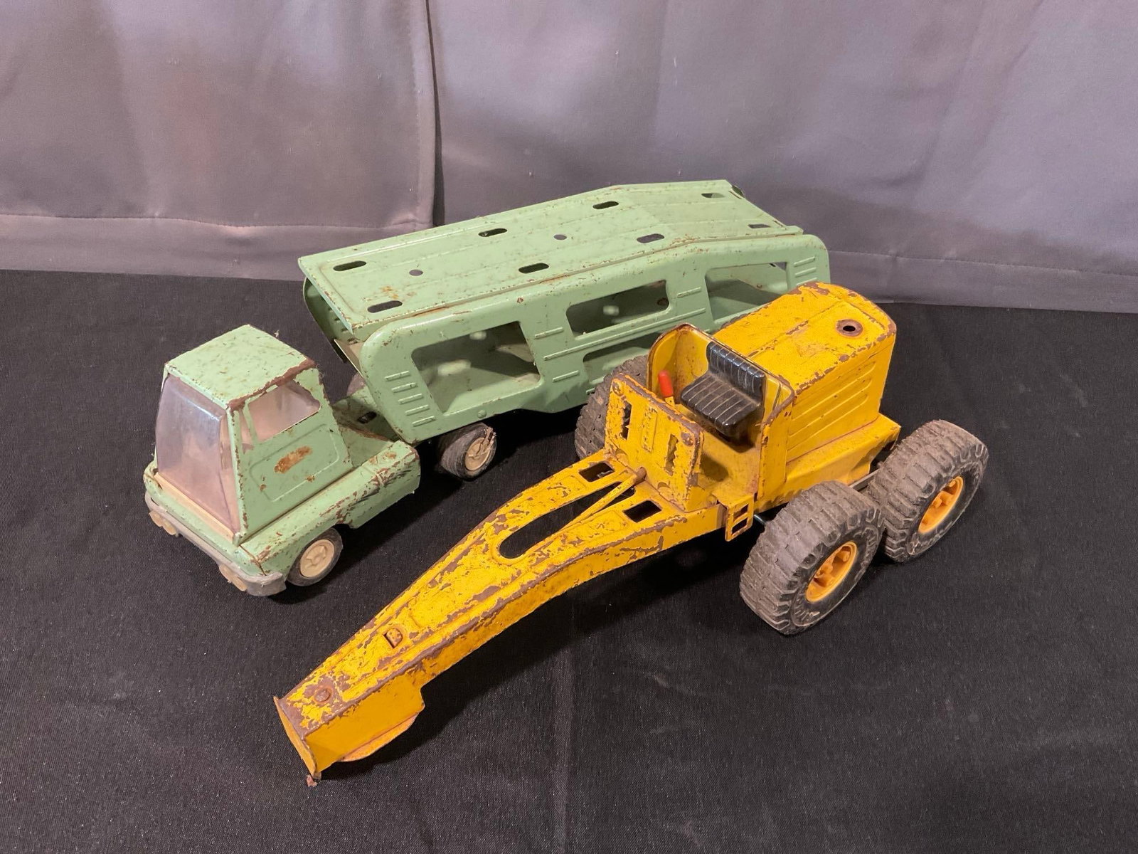 Vintage Pressed-Steel Green Tonka Car Carrier/Hauler no.96, & Nylint Grader Toy, missing front end: Appears to be in fair to good shape. The piece measures approx 8h x 22w x 7d inches. See pics. E-6300