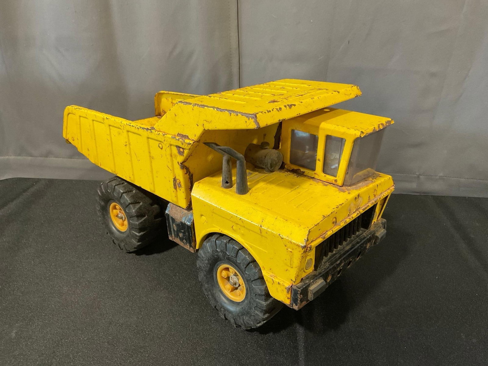 1970s Mighty Tonka Pressed Steel Dump Truck, poss. Model 2900, missing finish: Appears to be in fair to good shape, missing finish. The piece measures approx 11h x 19w x 9d inches. See pics. E-6300