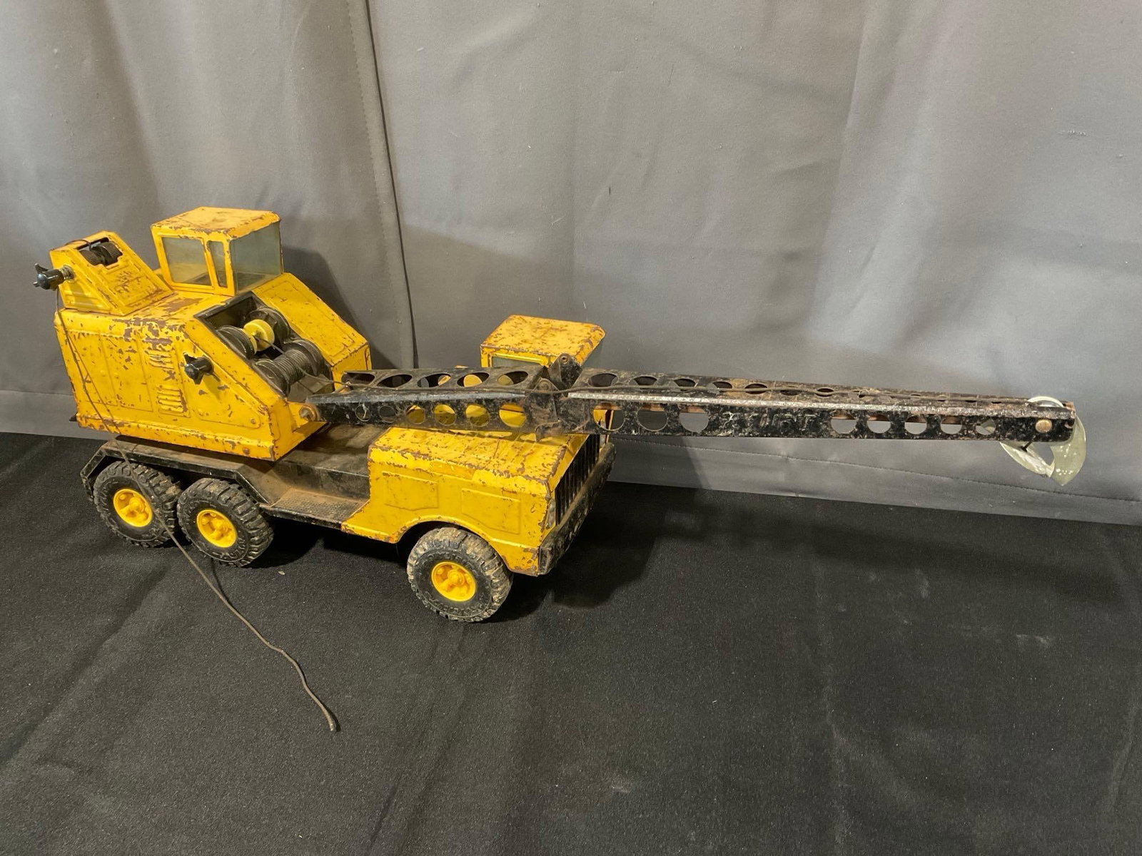 Vintage 1970s Nylint Jumbo Michigan Shovel/Crane Truck, Yellow/Black, missing finish: Appears to be in fair to good shape. The piece measures approx 11h x 18w x 8d inches. See pics. E-6300
