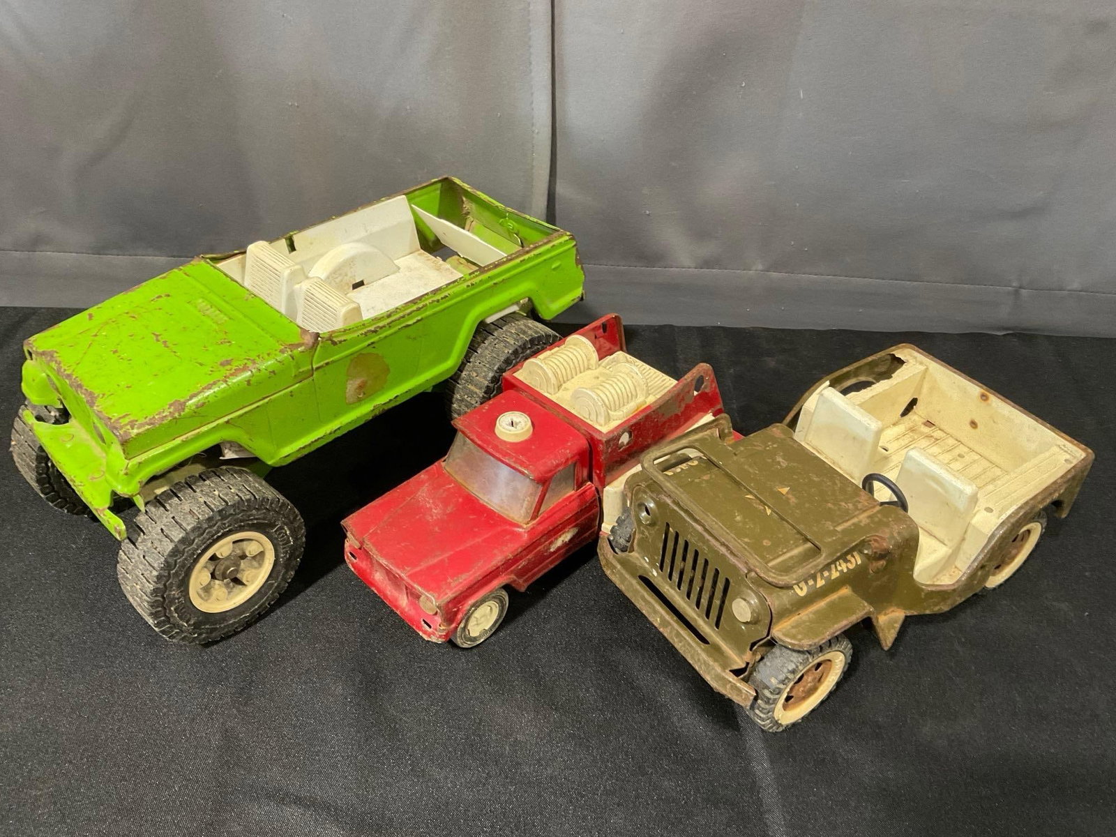 3 1970s Tonka Pressed Steel Toy Vehicles, Lime Green Jeep, Army Jeep, & Mini-Tonka Fire Truck no.72: Appears to be in fair to good shape. The piece measures approx 7h x 16w x 14d inches. See pics. E-6300
