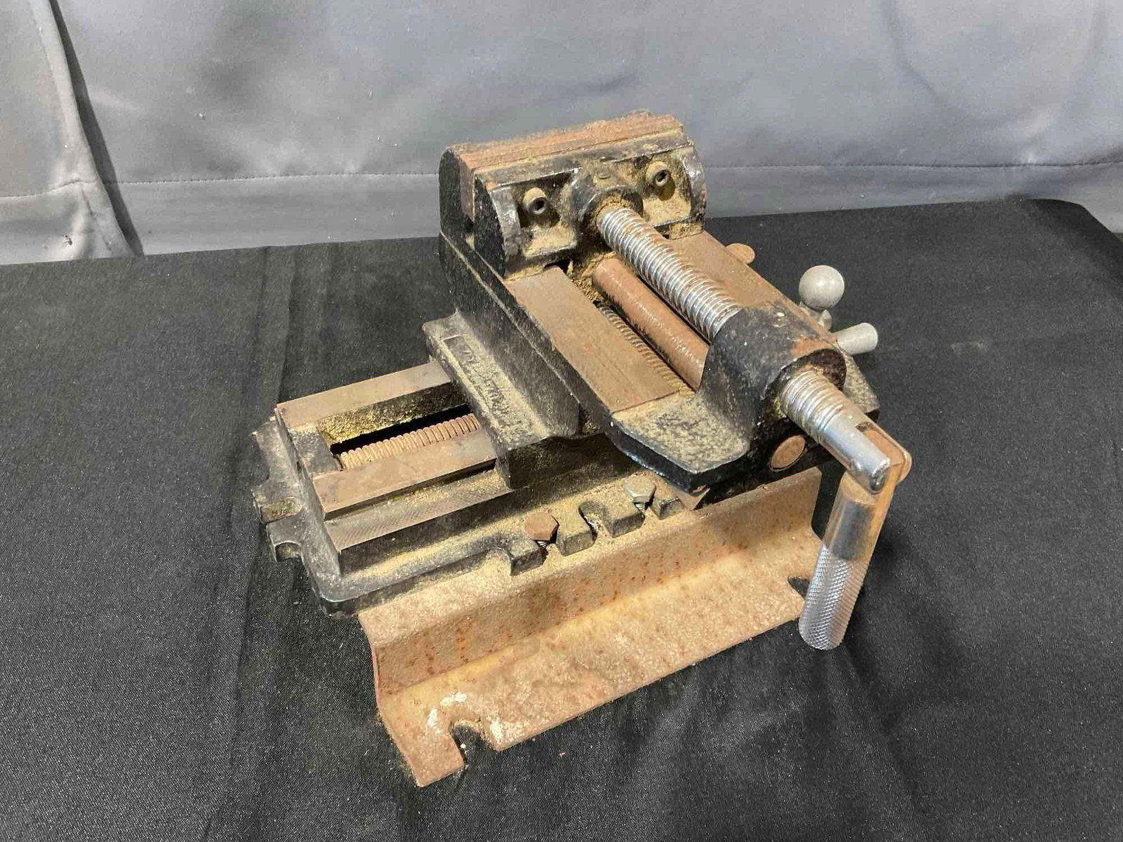 Vintage Cast-Iron Machinist Drill Press Cross Slide Vise, 8x15x13 inches: *No in-house shipping, due to size and weight* Appears to be in fair to good shape. The piece measures approx 8h x 15w x 13d inches. See pics. E-6300 *No in-house shipping, due to size and