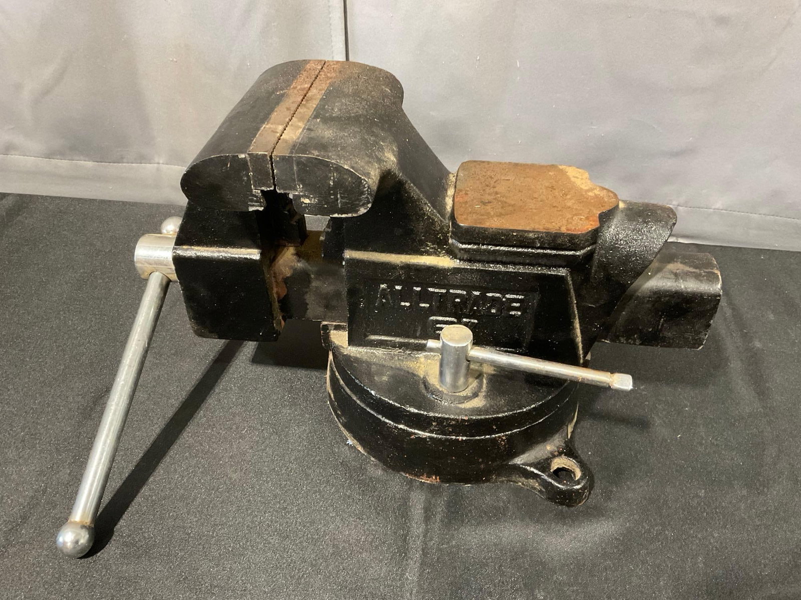 Alltrade 6 inch Vise w/Anvil, Rotating, Black Finish, Heavy-Duty Cast Iron, 12h x 18w x 10d inches: *No in-house shipping, due to size and weight* Appears to be in fair to good shape. The piece measures approx 12h x 18w x 10d inches. See pics. E-6300 *No in-house shipping, due to