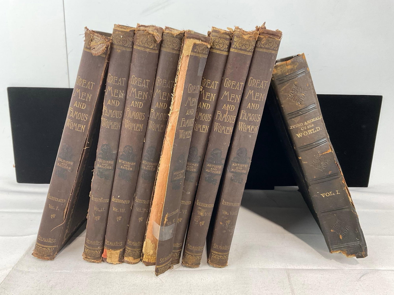 8 Antique Books, Great Men & Famous Women 1-7 Volumes, & Living Animals of the World Vol 1: Appears to be in good shape. The piece measures approx 11h x 14w x 11d inches. See pics. E-6510