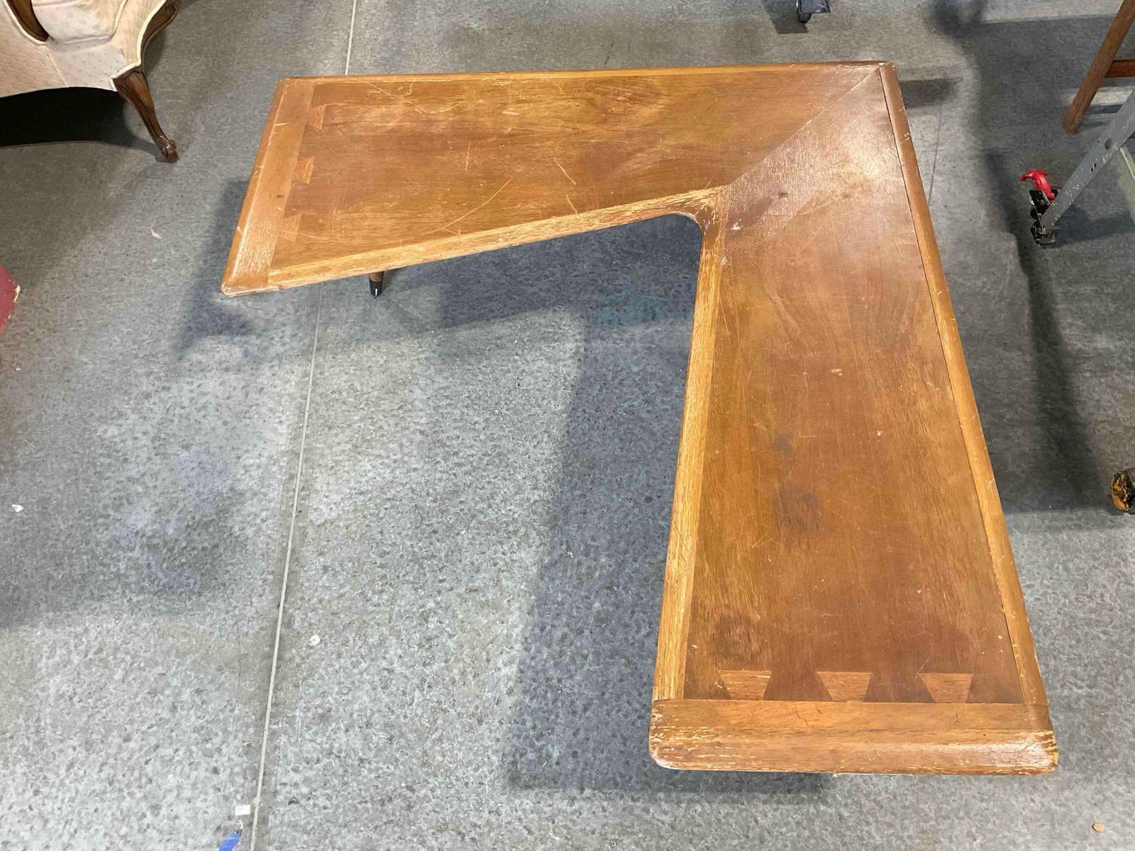 Vintage MCM Lane Acclaim Boomerang Walnut Wood L-Shaped Coffee Table. Fair Condition.: Vintage MCM Lane Acclaim Boomerang Walnut Wood L-Shaped Coffee Table. Fair Condition. Piece has heavy wear indicative of age and use, otherwise looks to be in fair condition. Great project