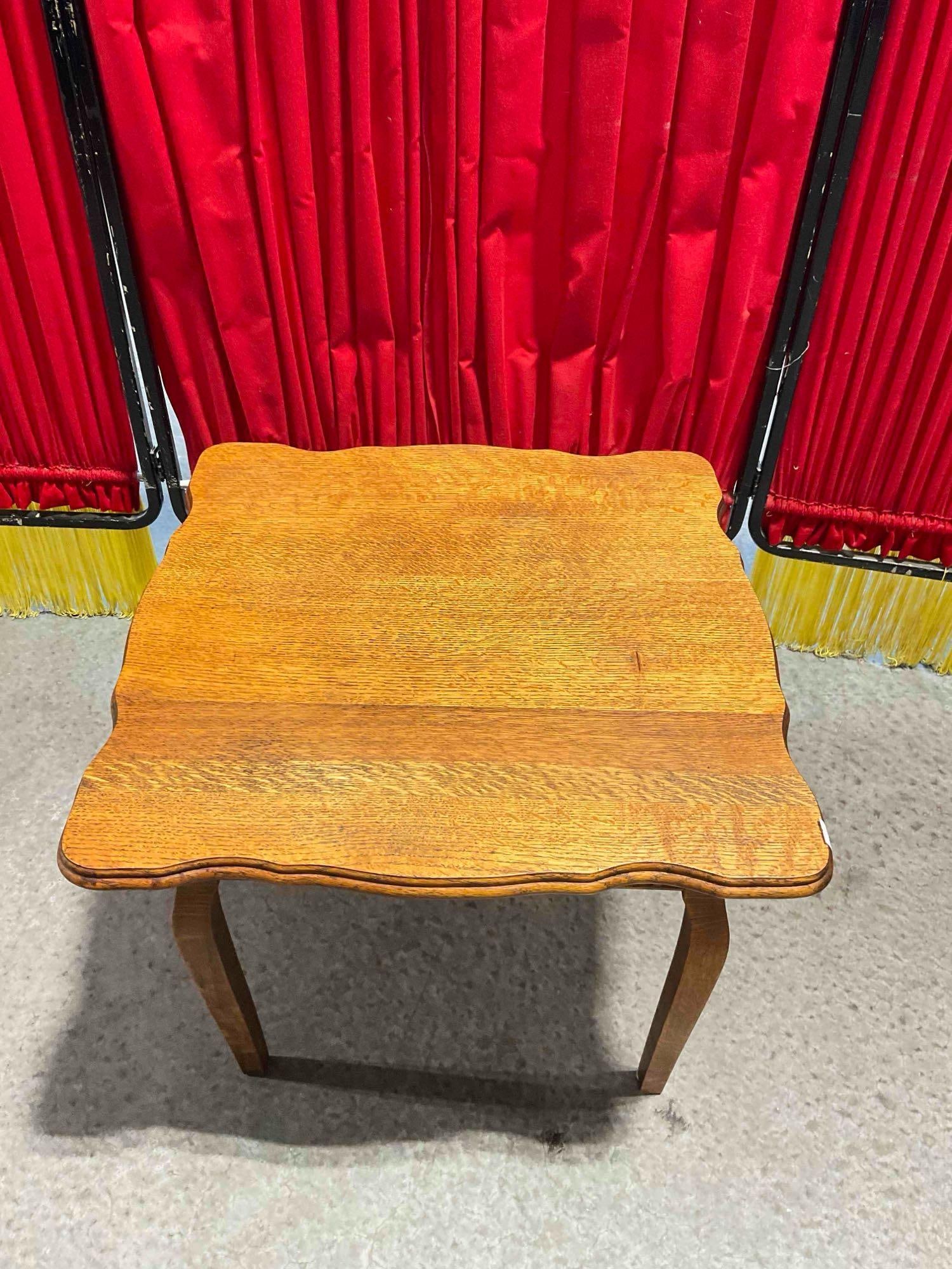 Vintage Quarter Sawn Tiger Oak Wood Side Accent Table w/ Gorgeous Grain. Good Condition.: Vintage Quarter Sawn Tiger Oak Wood Side Accent Table w/ Gorgeous Grain. Good Condition. Minor wear indicative of age and use, otherwise looks to be in good condition. Measures 23" x 23" x 19"