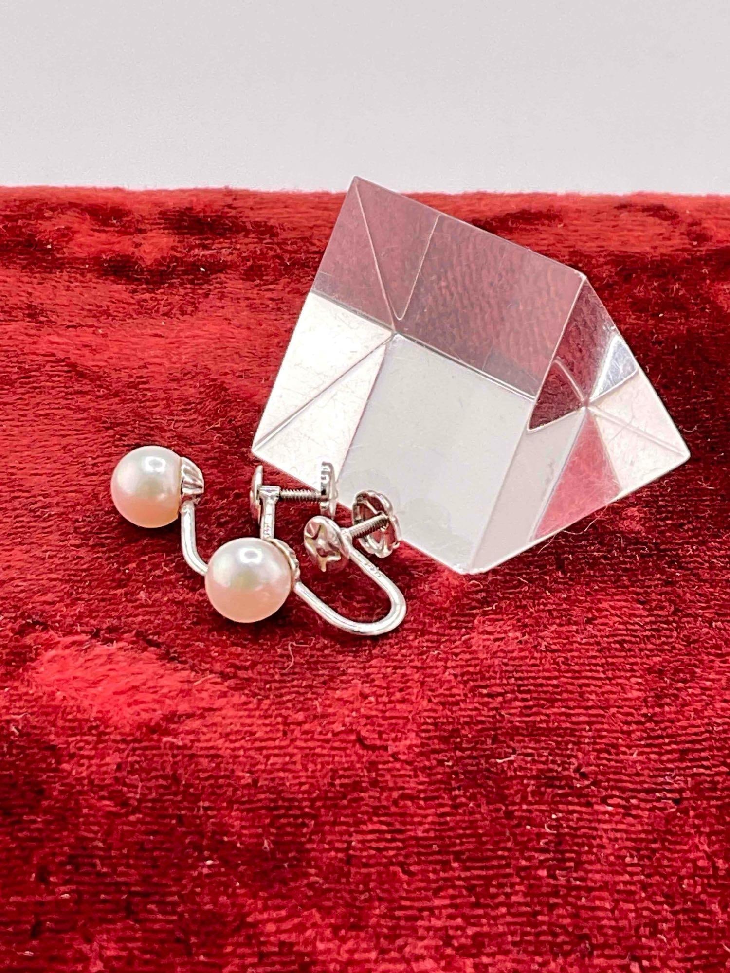 Pair of Vintage Elegant 14K White Gold Screw On Earrings w/ Approx 6mm Quality Pearls: c-414 1.60 Grams