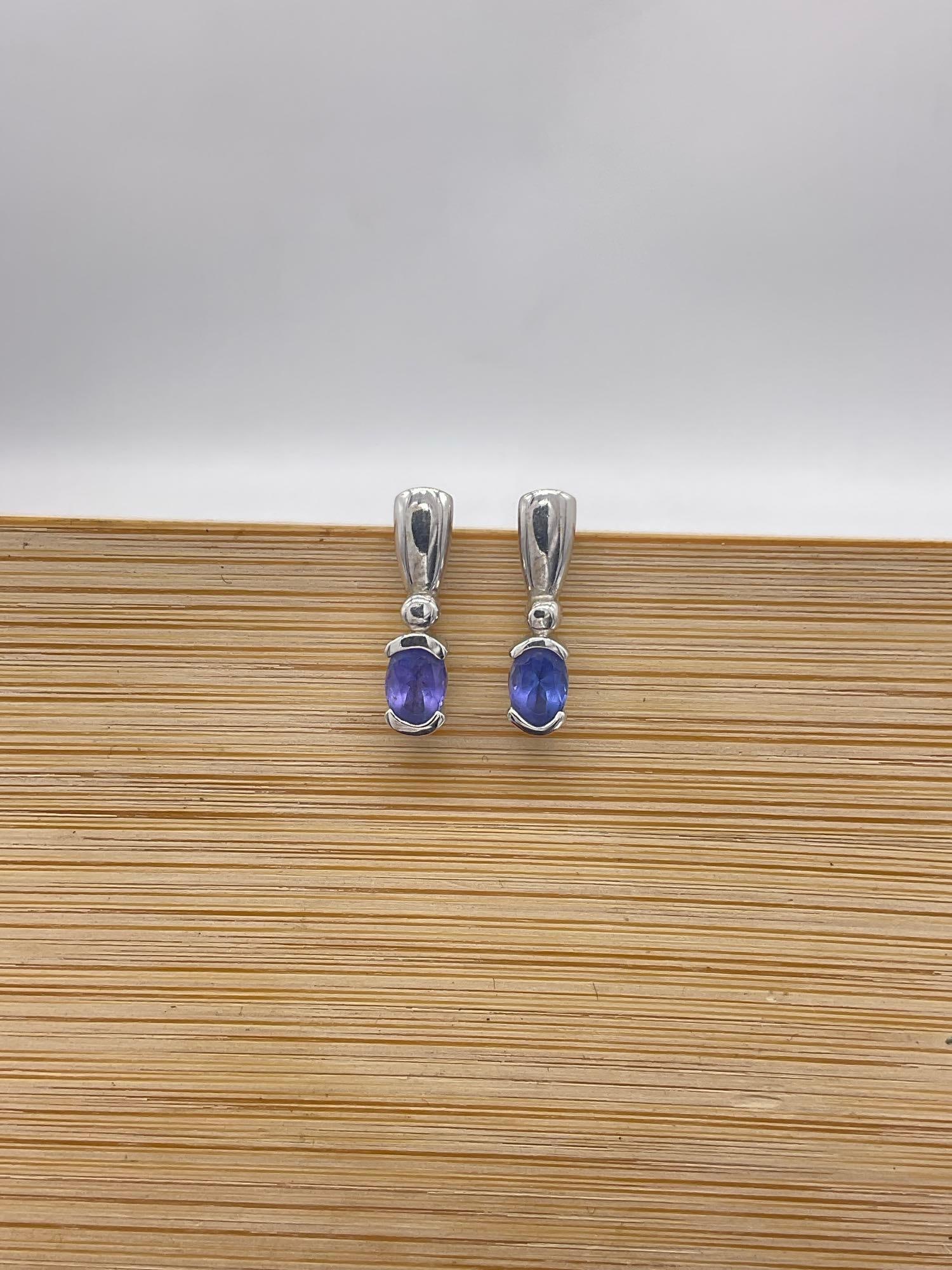 Stunning pair of 14K White gold post Earrings w/ Tanzanite stone setting, no backings: c-414 2.71 grams 