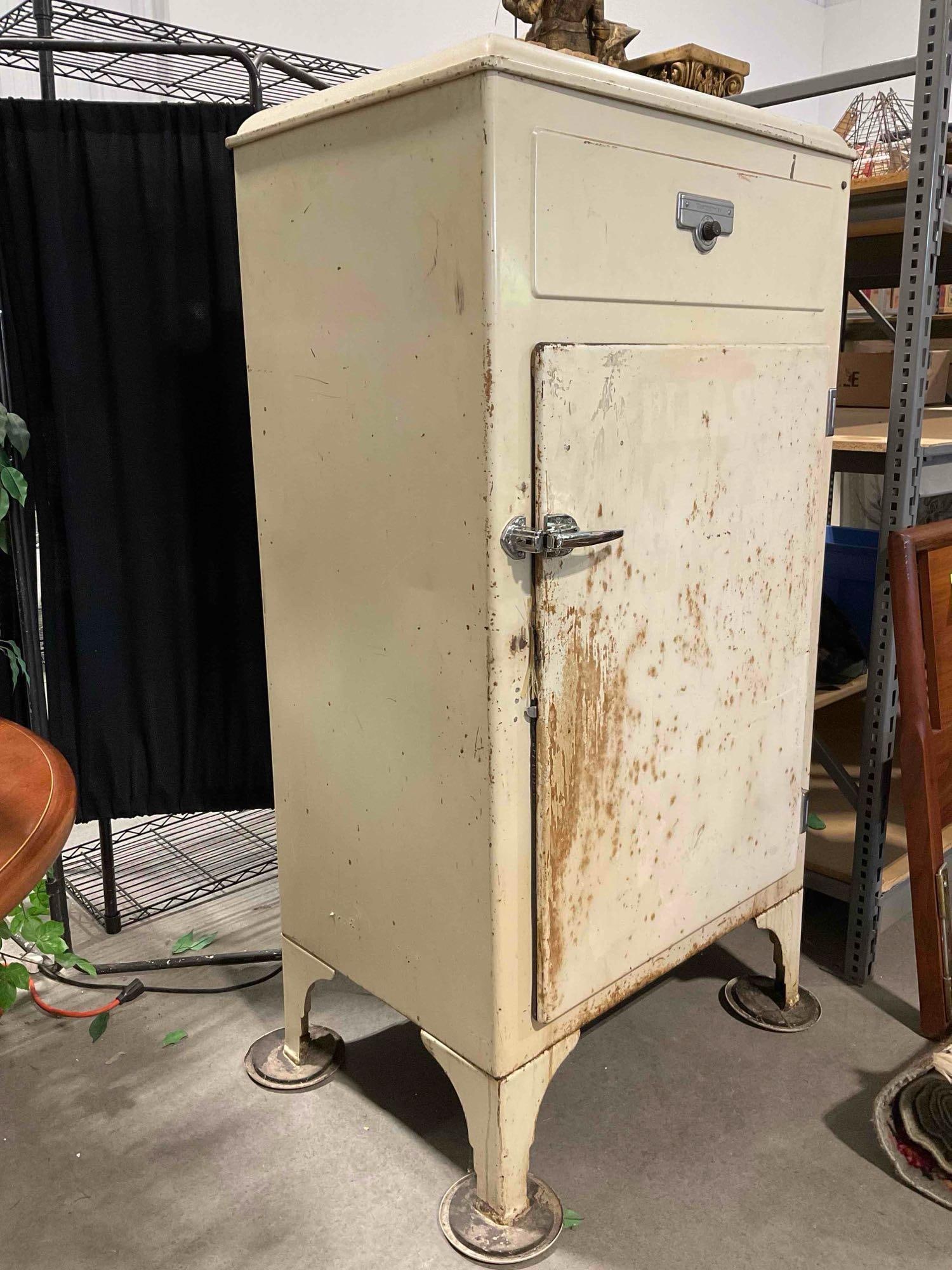 Vintage Cream Enamel Westinghouse Electric Refrigerator. Tested, Works. Fair Condition. - 2