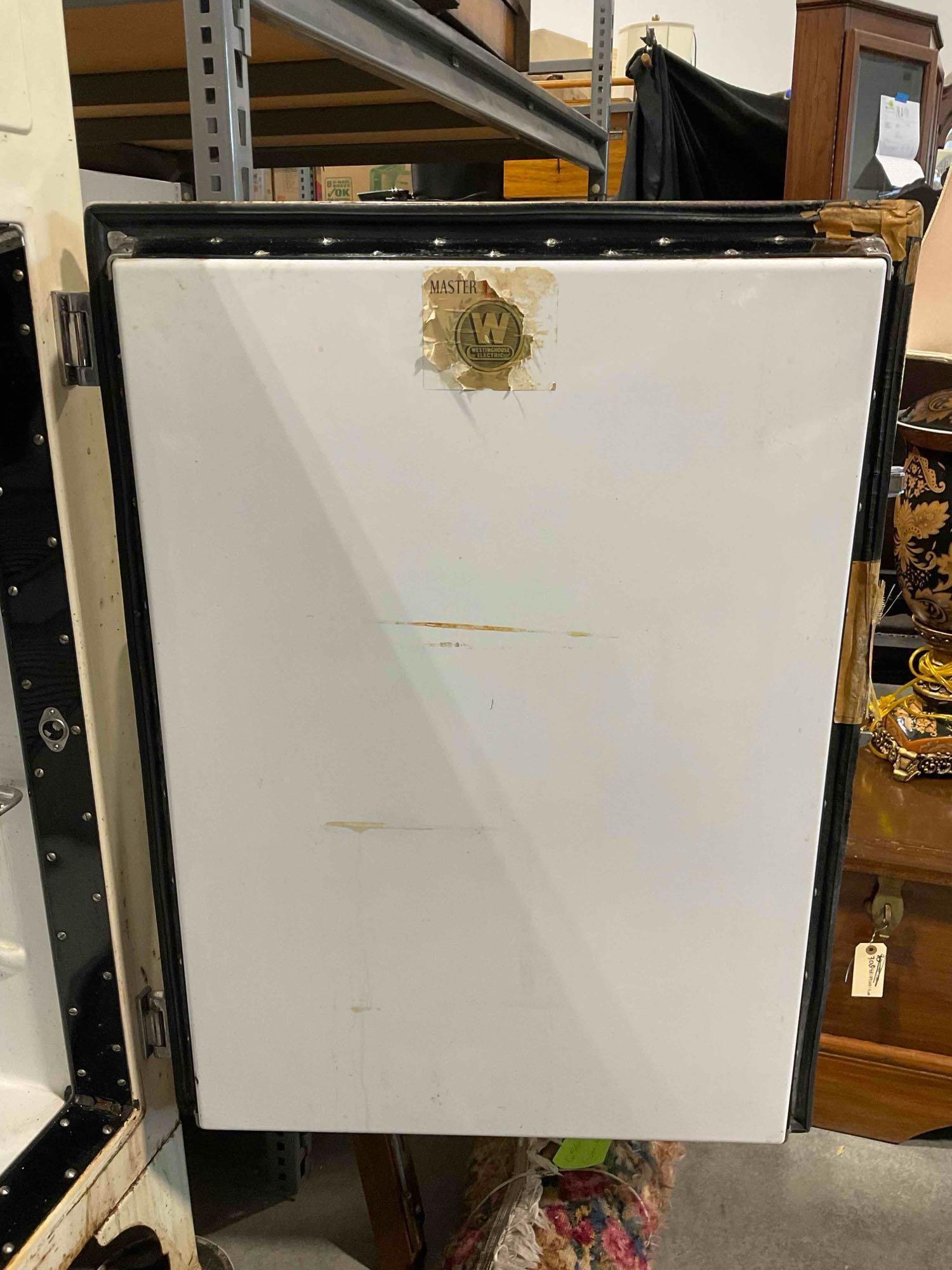 Vintage Cream Enamel Westinghouse Electric Refrigerator. Tested, Works. Fair Condition. - 3