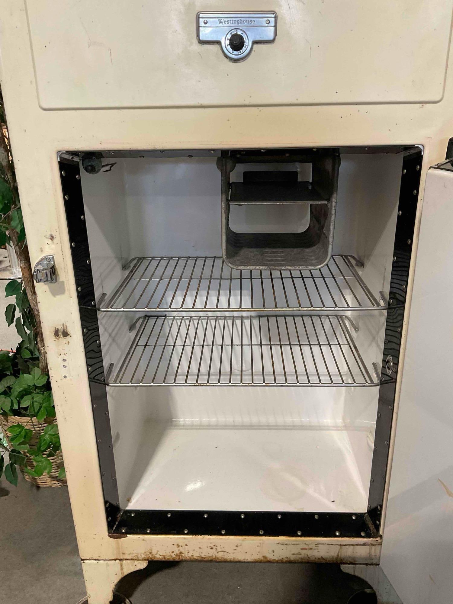 Vintage Cream Enamel Westinghouse Electric Refrigerator. Tested, Works. Fair Condition. - 4