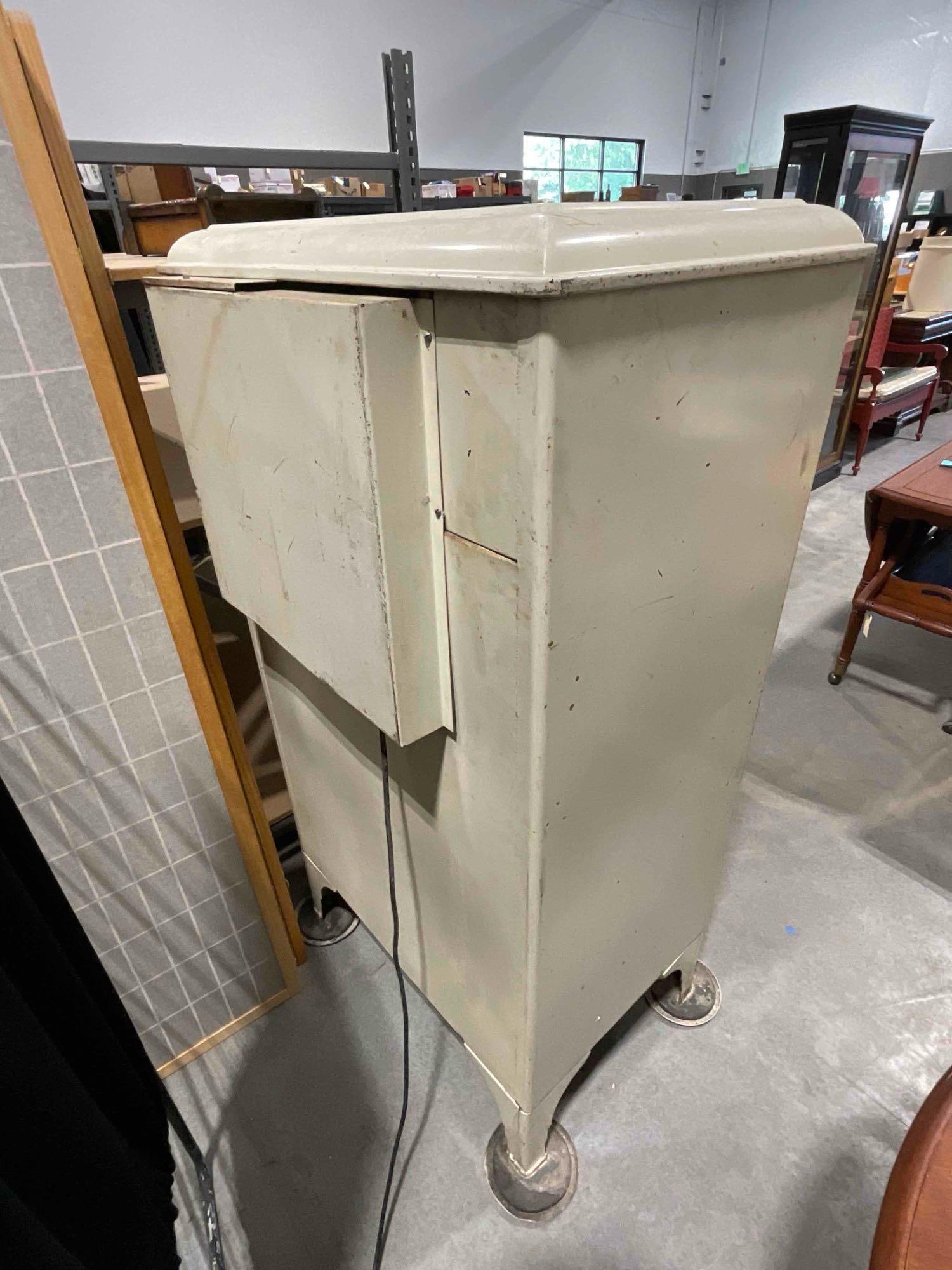 Vintage Cream Enamel Westinghouse Electric Refrigerator. Tested, Works. Fair Condition. - 5