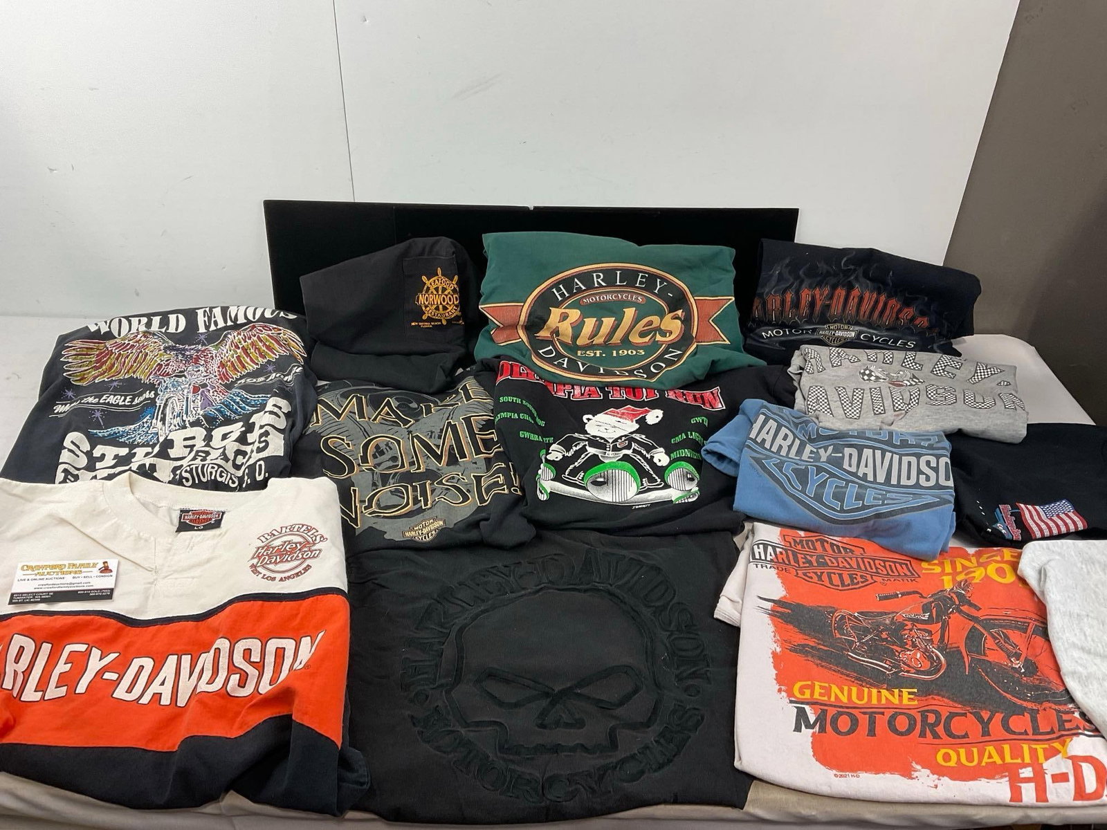 Variety of 13 Harley Davidson Mens Size Medium & Large T-Shirts, Vintage & more modern: Similar to the next lot. Appears to be in good shape. The piece measures approx 10h x 13w x 13d inches. See pics. E-6400
