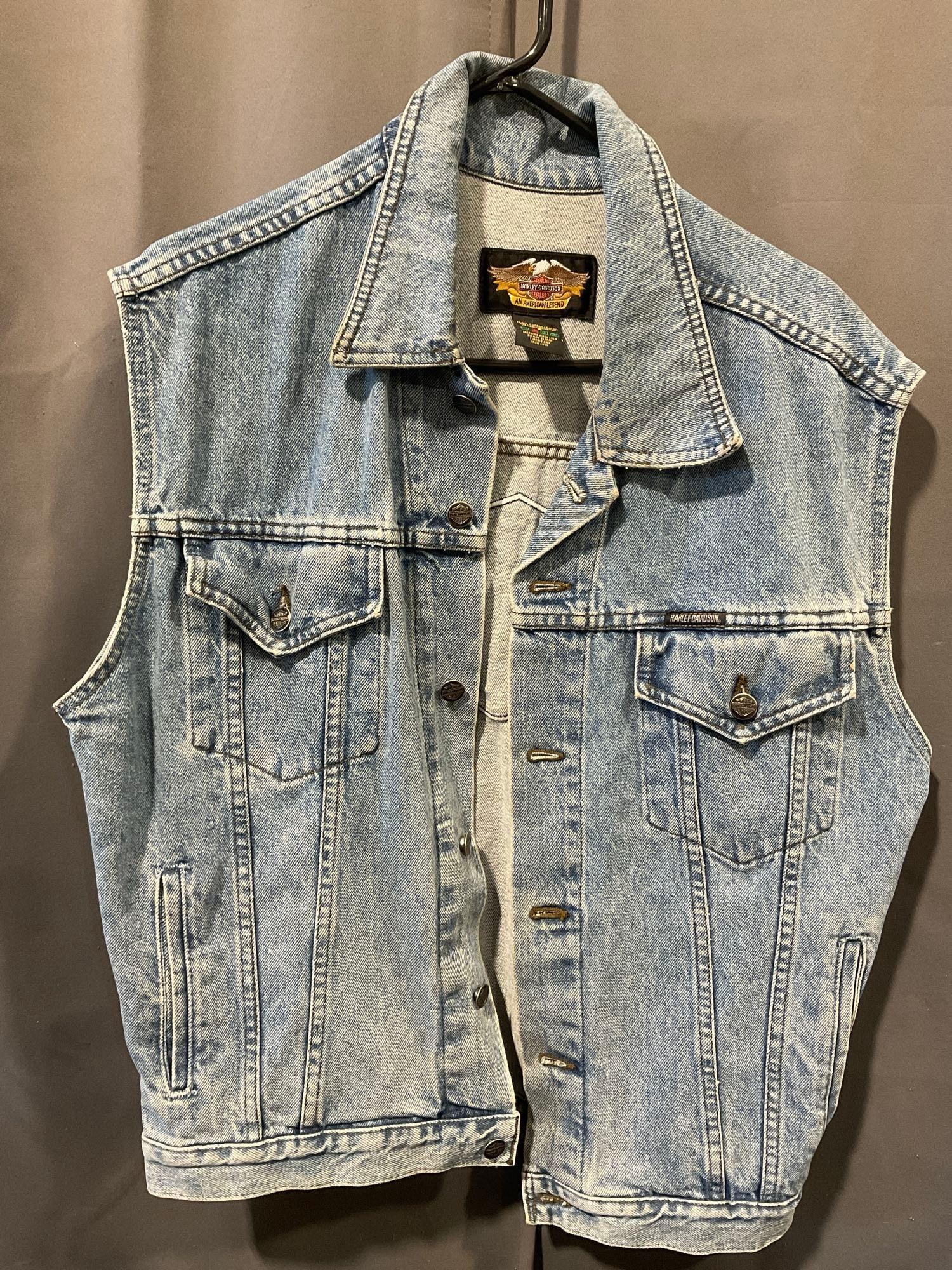 Harley Davidson Denim Sleeveless Vest, w/Patch on the back, Mens size S: Appears to be in good shape. The piece measures approx 28 inches from the collar to the bottom edge, 18 inches from shoulder to shoulder. See pics. E-6400