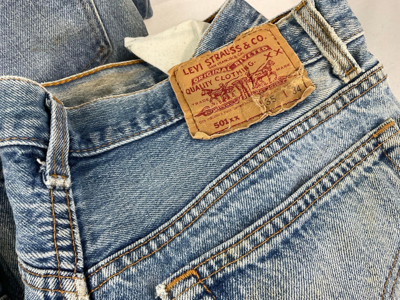 5 Vintage Levi Strauss Jeans, 501xx 35w 36l, 2x 35w 34l, & more, some wear & discoloration - 4