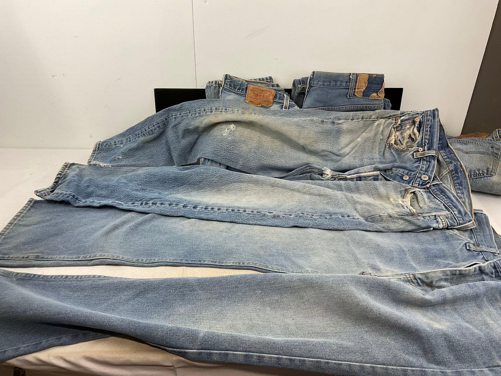 5 Vintage Levi Strauss Jeans, 501xx 35w 36l, 2x 35w 34l, & more, some wear & discoloration - 6
