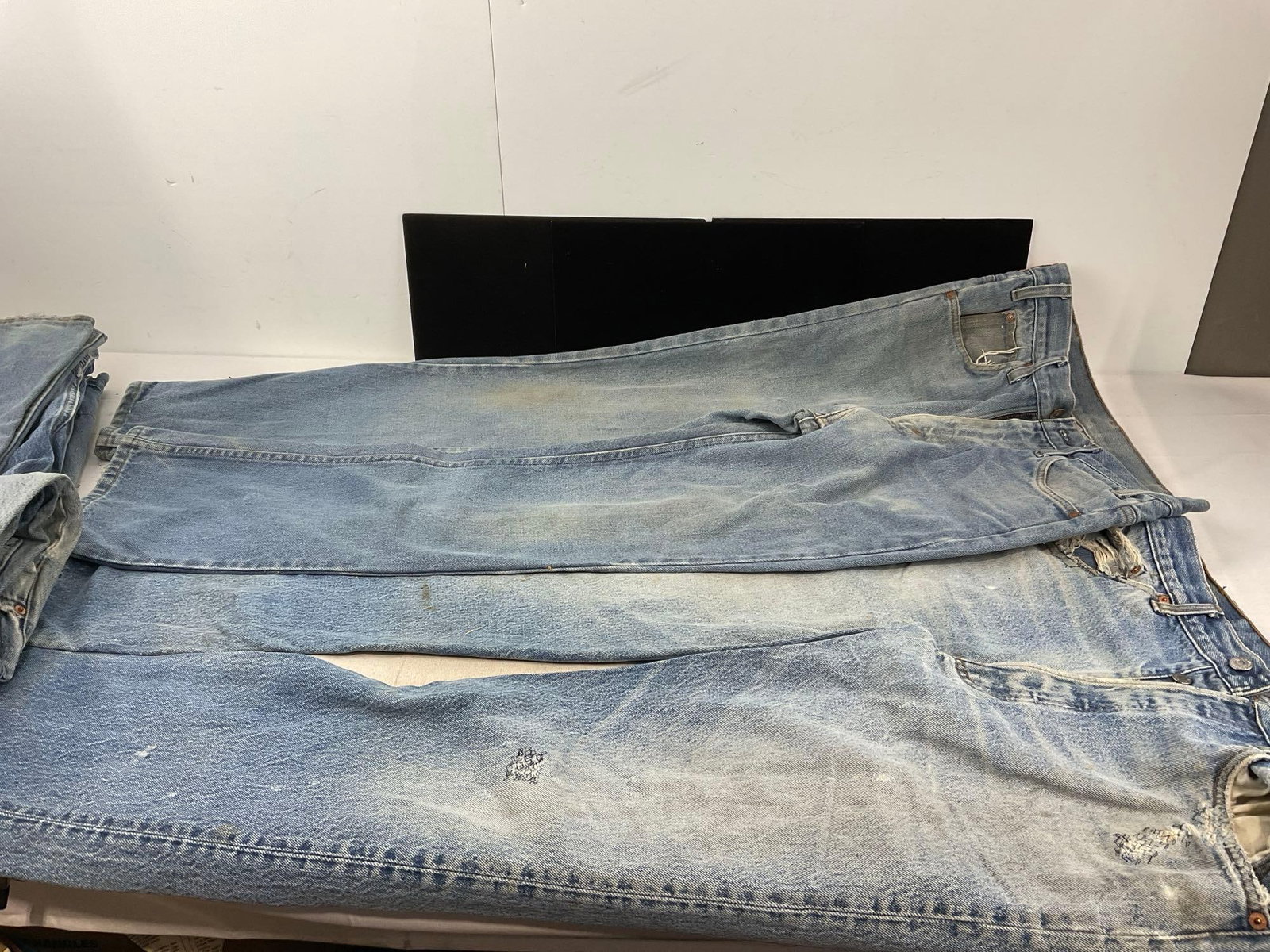 5 Vintage Levi Strauss Jeans, 501xx 35w 36l, 2x 35w 34l, & more, some wear & discoloration - 7