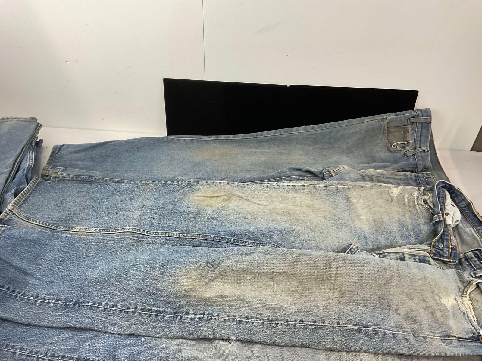 5 Vintage Levi Strauss Jeans, 501xx 35w 36l, 2x 35w 34l, & more, some wear & discoloration - 8