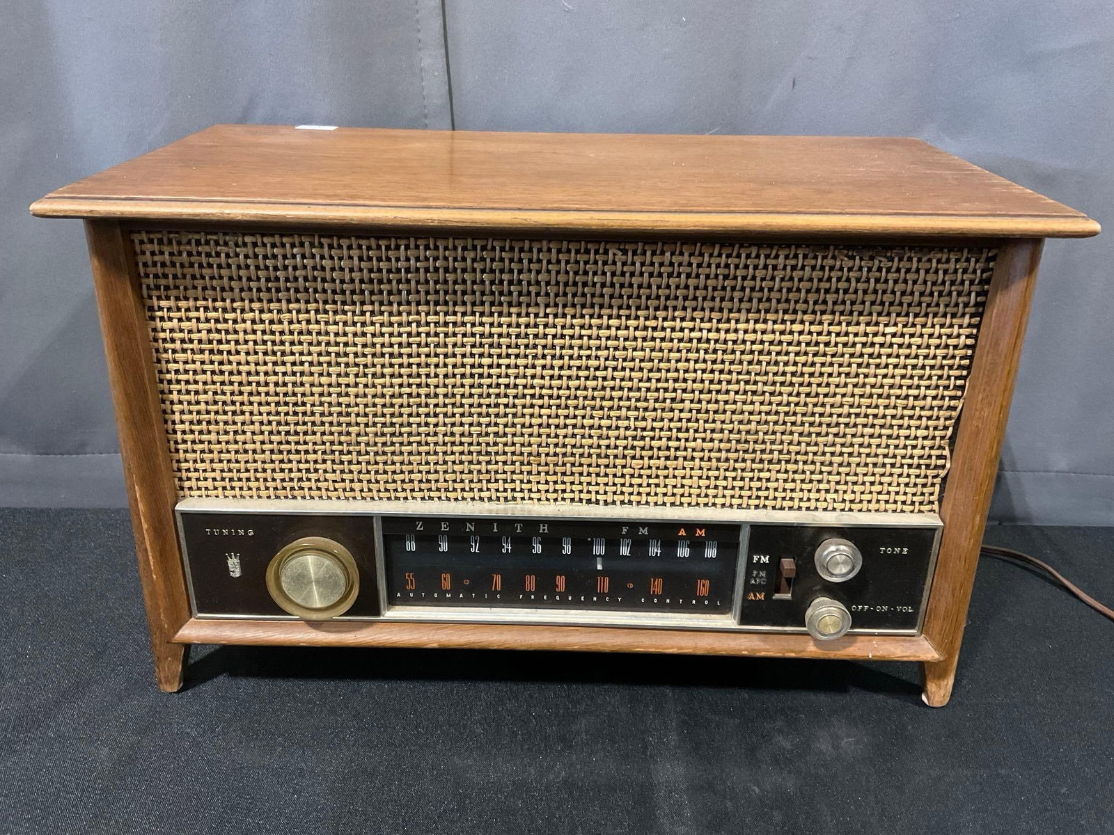 Vintage early 1960s Zenith Model K731Am/Fm Vacuum Long Distance Radio, Walnut Veneer: Appears to be in good shape. The piece measures approx 11h x 17w x 10d inches. See pics. E-6550