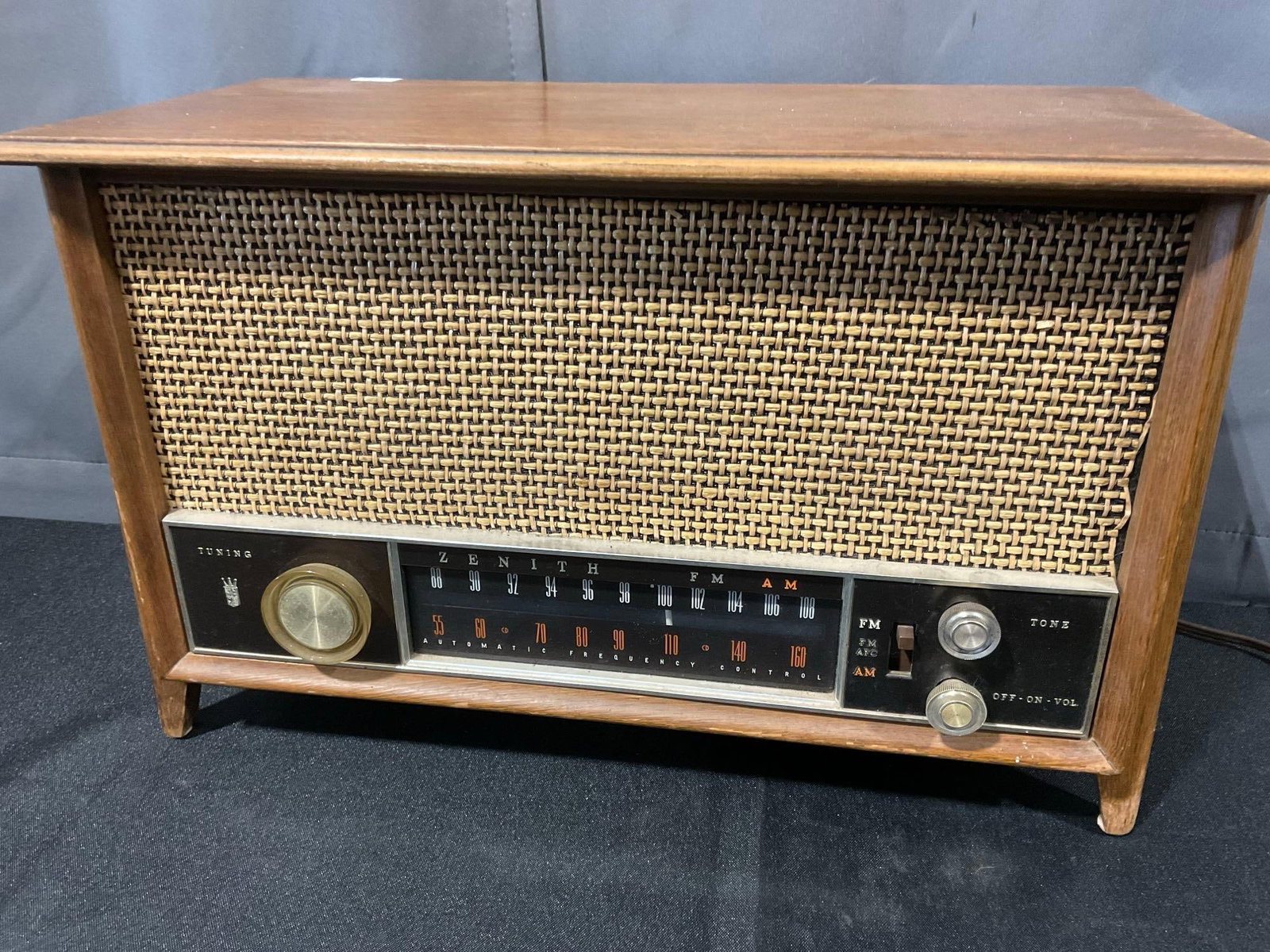 Vintage early 1960s Zenith Model K731Am/Fm Vacuum Long Distance Radio, Walnut Veneer - 2
