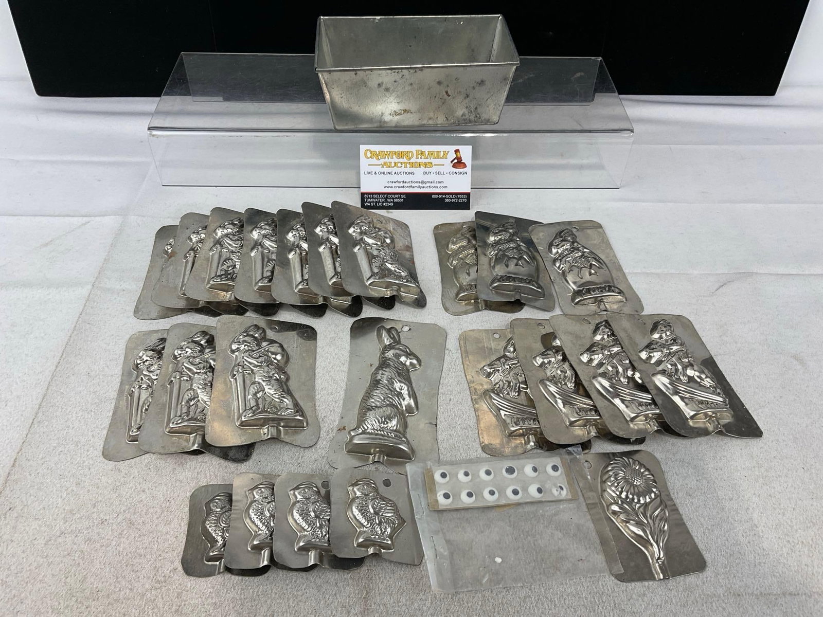 Vintage Metal Stamped Chocolate & Candy Molds, mostly Easter Bunny pattern, Small Loaf Pan, 24 pcs: Appears to be in good shape. The piece measures approx 4h x 7w x 4d inches. See pics. E-6230