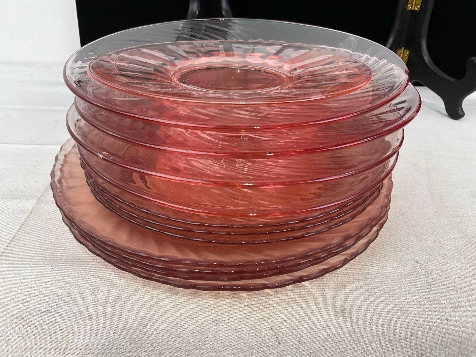 Early 20th Century Pink Depression Glass Plates, Swirl Pattern 4 Dinner, 3 Lunch, Saucer & 4 b&b - 5