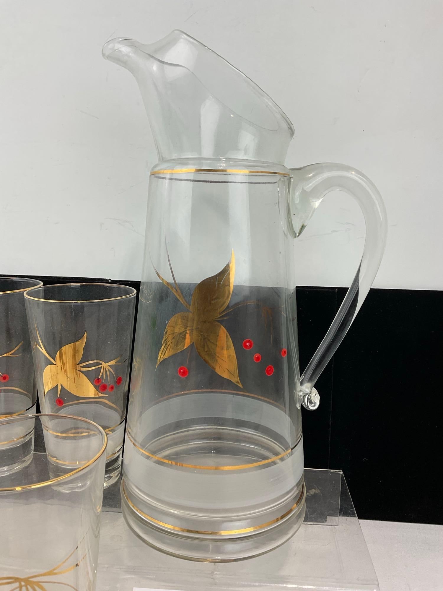 Vintage 1950s-60s Gilt Design Pitcher & 6 Glasses, Leaf & Red Berry motif - 4