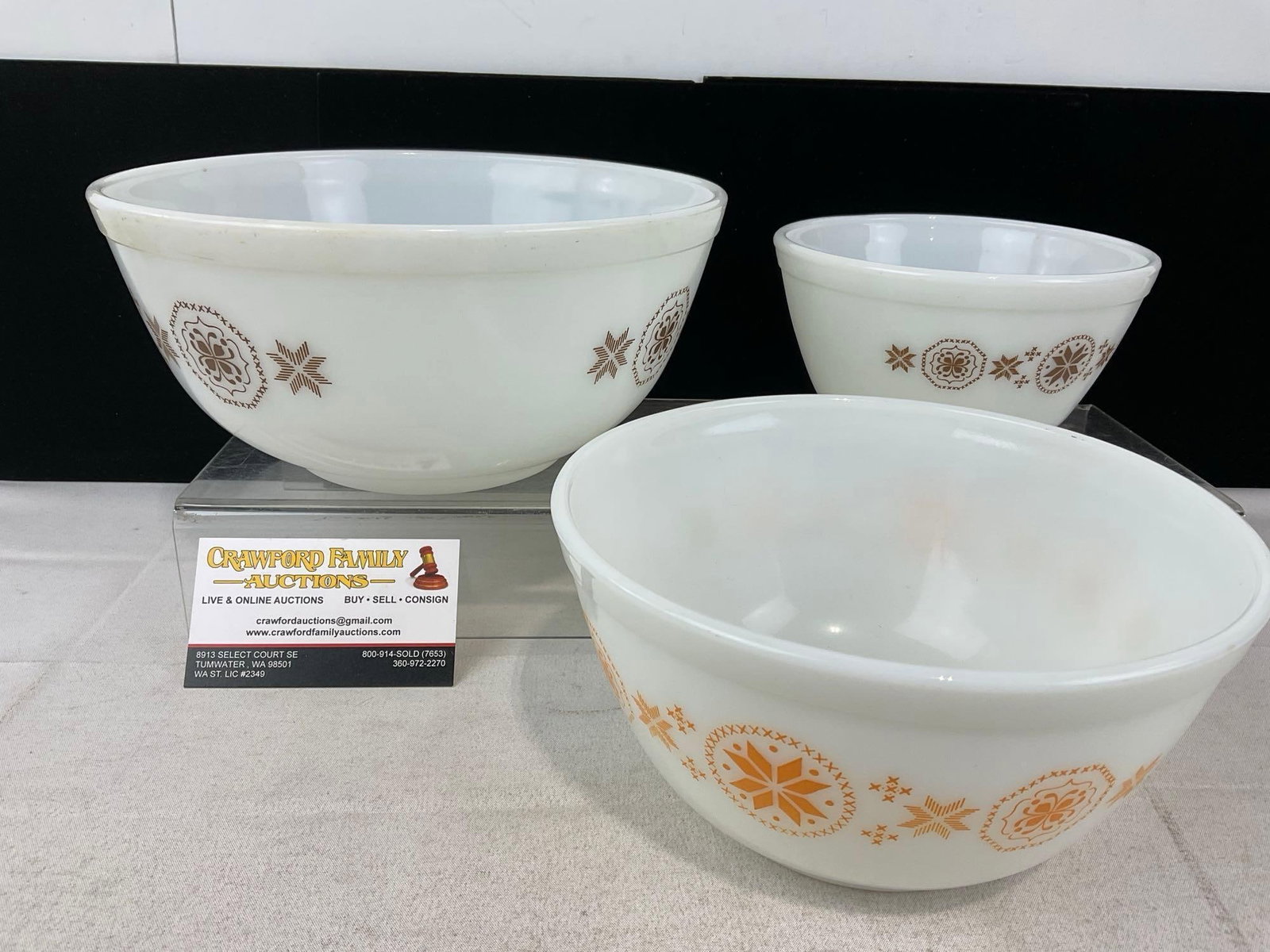 3 Vintage Pyrex Milk Glass Bowls, 2 1/2 Qt, 1 1/2 Qt, 1 1/2 Pint sizes, 5x10x10 inches in total: Appears to be in good shape. The piece measures approx 5h x 10w x 10d inches. See pics. E-6300