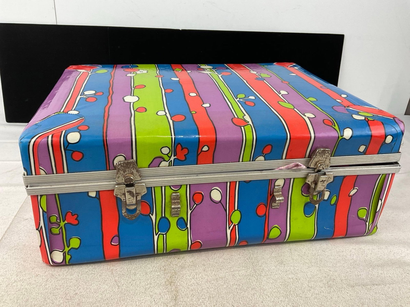 Vintage 1960s style Suitcase w/Dolls, Mattel Ken Doll, some Barbie Pieces, and lots of Clothes - 5