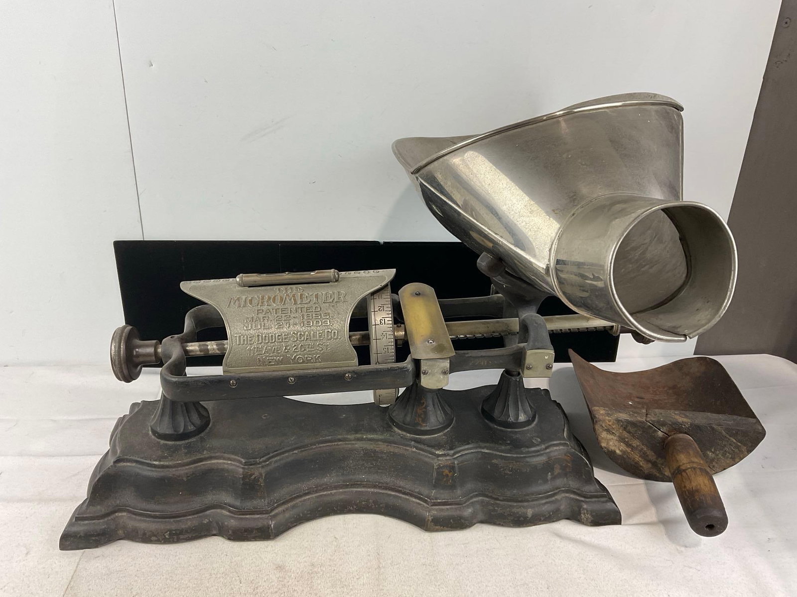 Antique 1903 The Micrometer by The Dodge Scale Co. Yonkers, NY, Cast Iron Countertop General Store: Appears to be in good shape, some finish missing, but otherwise in great shape for the age of the piece. Seems to operate fairly smoothly as well. The piece measures approx 18h x 25w x 12d inches.
