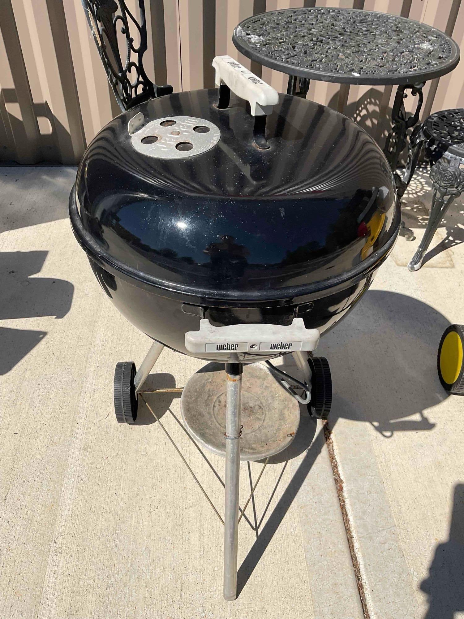 Weber Original Kettle Charcoal Barbecue Grill in Black. Fair Condition. See pics.: Weber Original Kettle Charcoal Barbecue Grill in Black. Fair Condition. Looks to have been used, needs a cleaning, otherwise in fair condition. Measures 19" x 21" x 35" DM-6400 *Freight Required