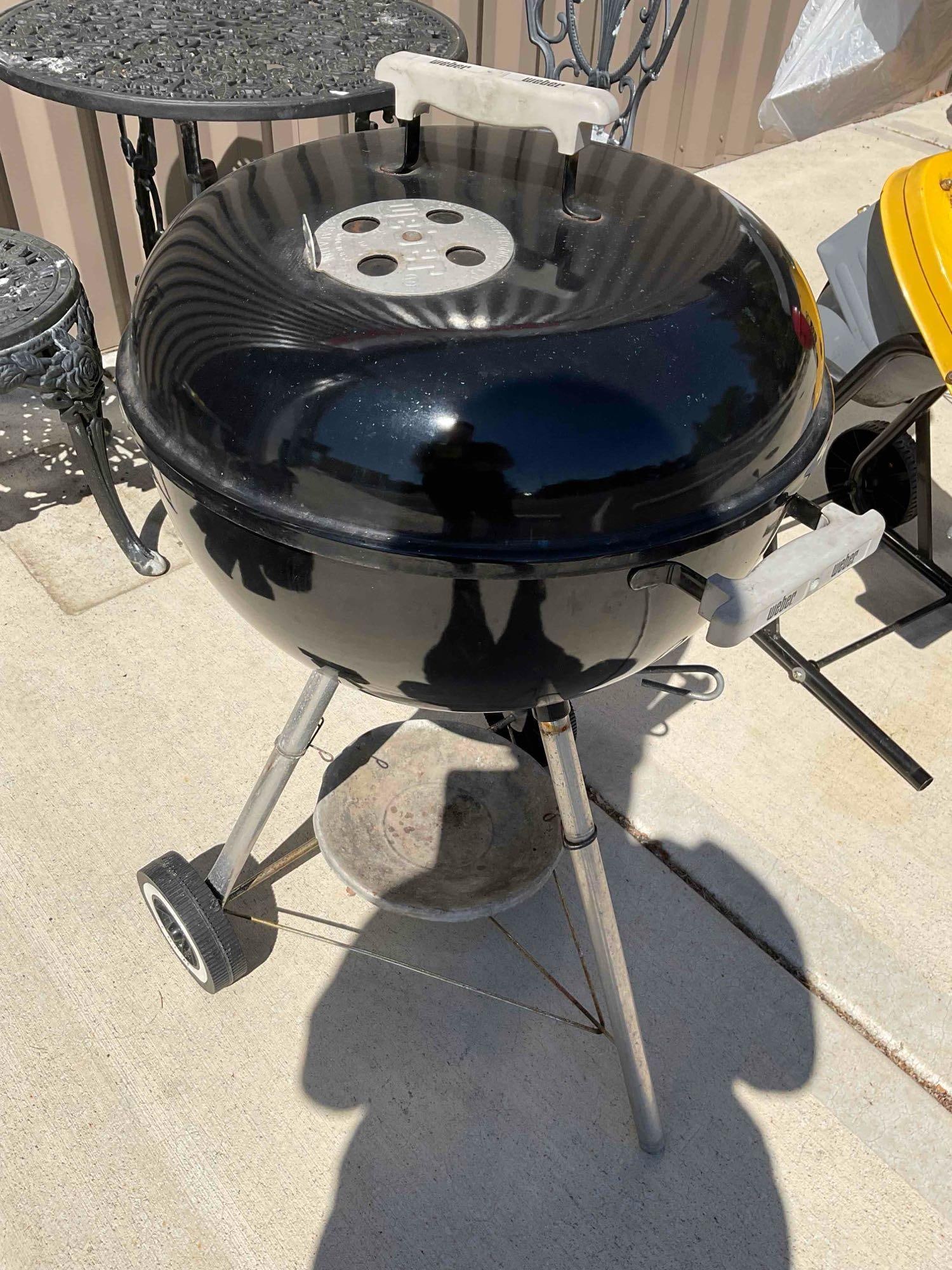 Weber Original Kettle Charcoal Barbecue Grill in Black. Fair Condition. See pics. - 2