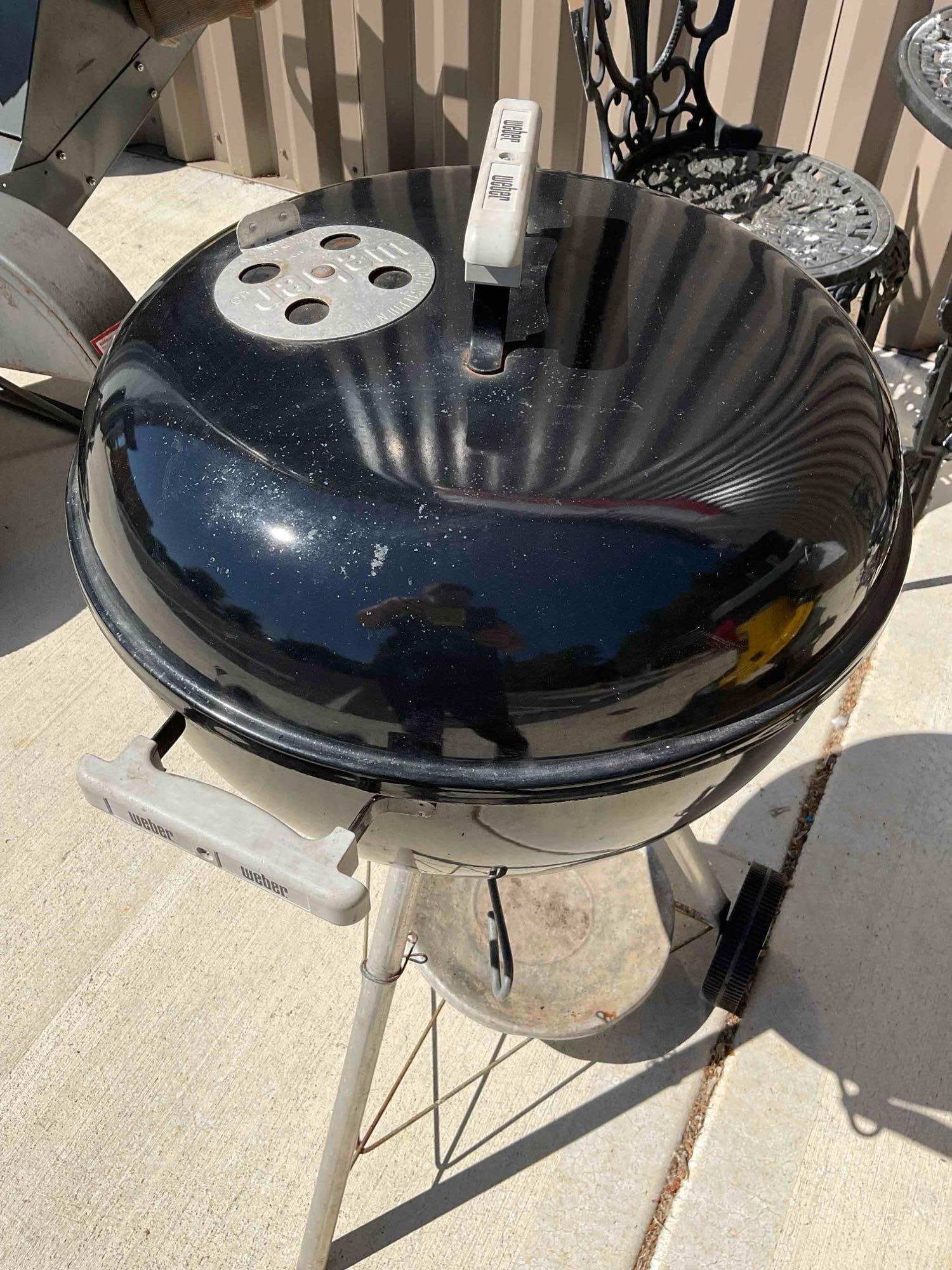 Weber Original Kettle Charcoal Barbecue Grill in Black. Fair Condition. See pics. - 3