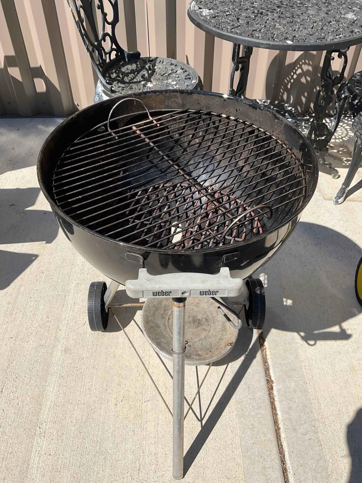 Weber Original Kettle Charcoal Barbecue Grill in Black. Fair Condition. See pics. - 4