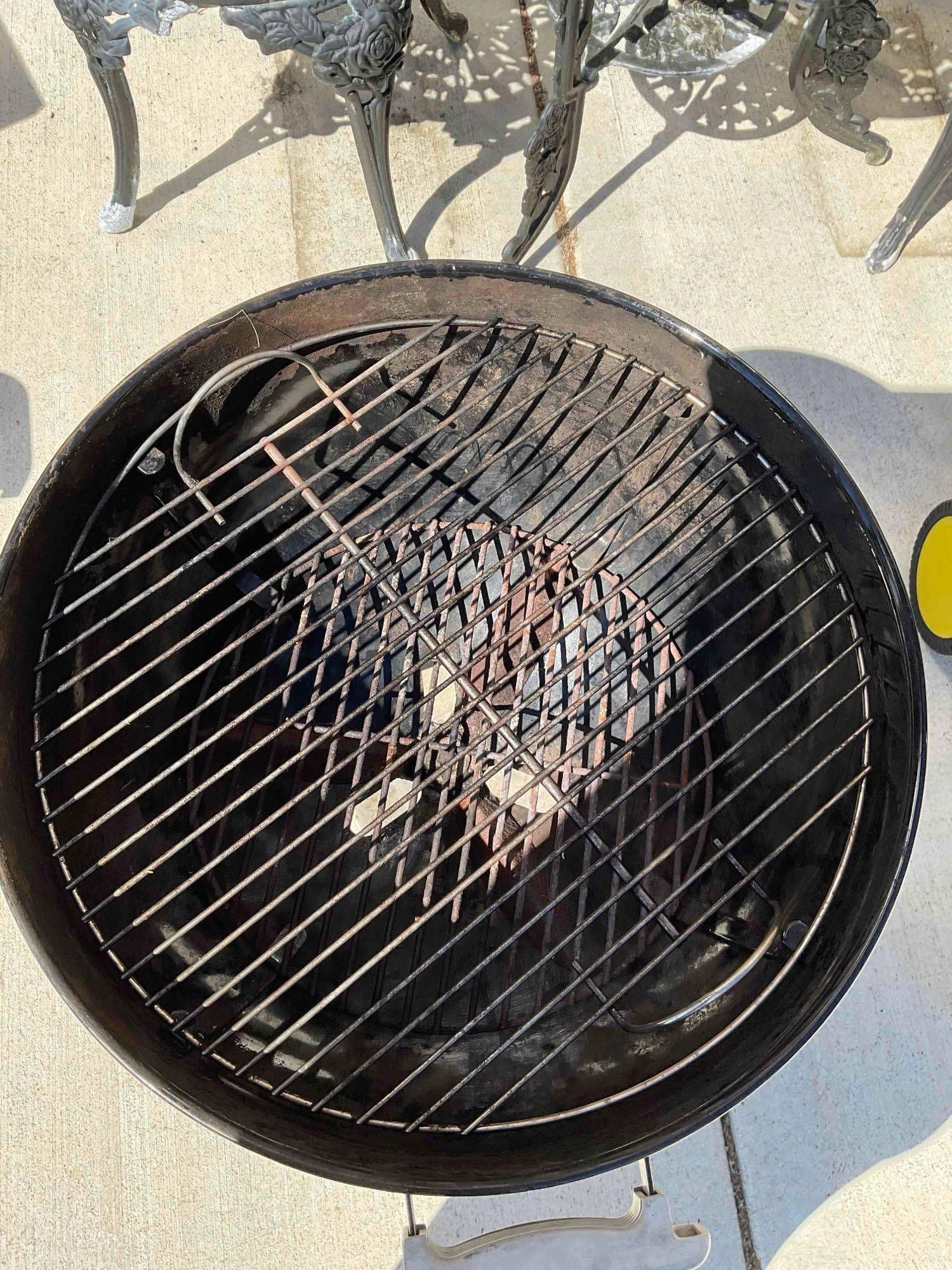 Weber Original Kettle Charcoal Barbecue Grill in Black. Fair Condition. See pics. - 5
