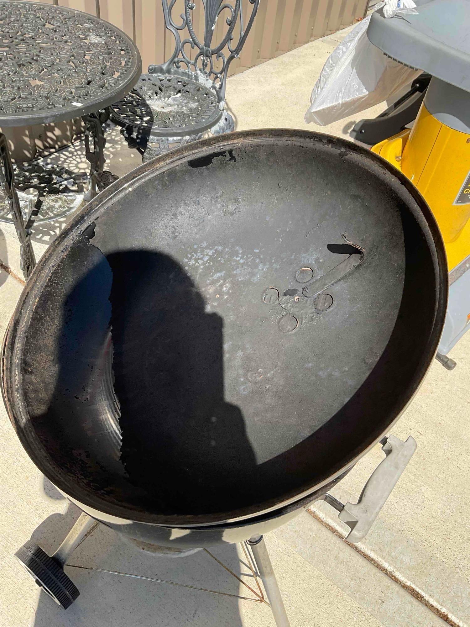Weber Original Kettle Charcoal Barbecue Grill in Black. Fair Condition. See pics. - 6