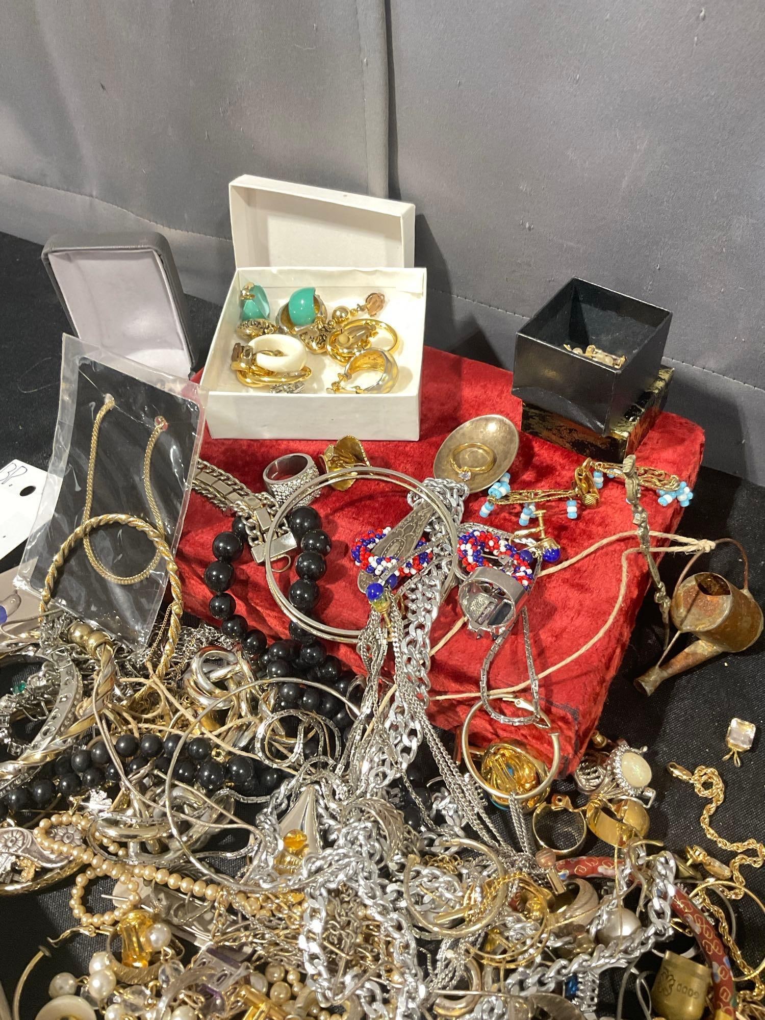 Large selction of assorted Estate jewelry, necklaces , rings , pins , earings , rhinestones etc..... - 2
