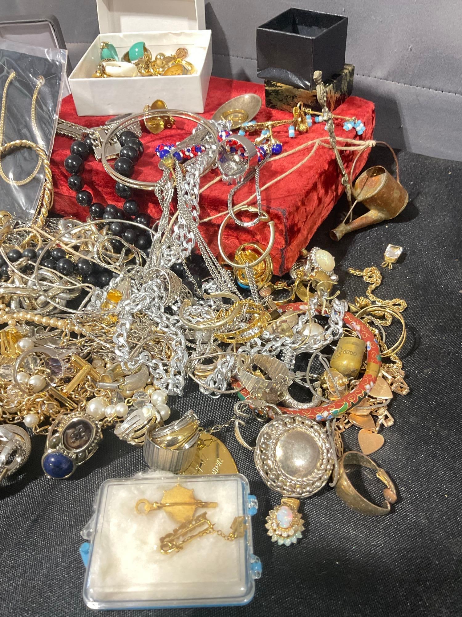 Large selction of assorted Estate jewelry, necklaces , rings , pins , earings , rhinestones etc..... - 3
