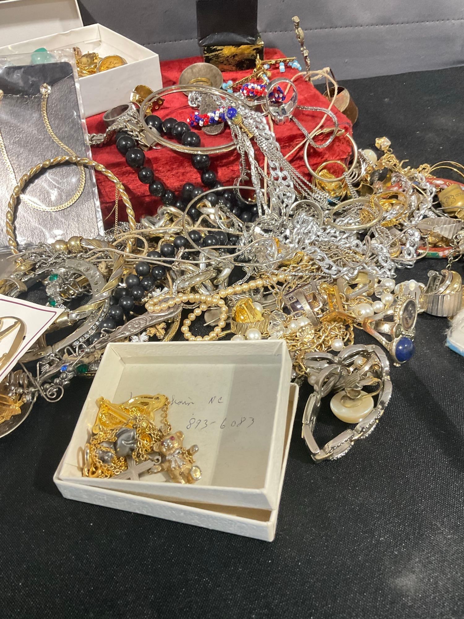Large selction of assorted Estate jewelry, necklaces , rings , pins , earings , rhinestones etc..... - 4